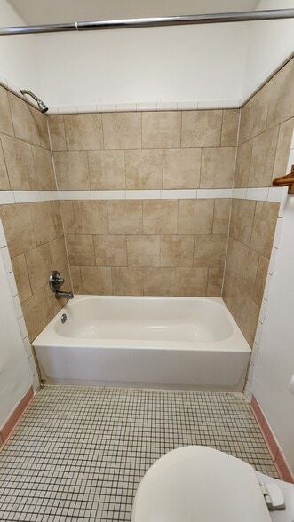More Photos Of 1006 W 3rd Ave, Moses Lake Apartments For Sale