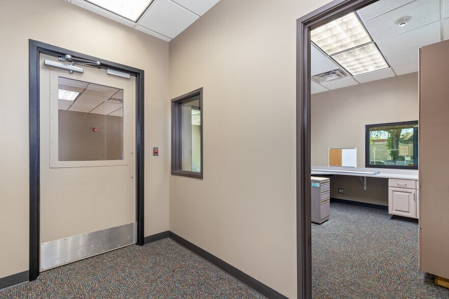 More Photos Of 212 S Main St, Grove Office For Sale