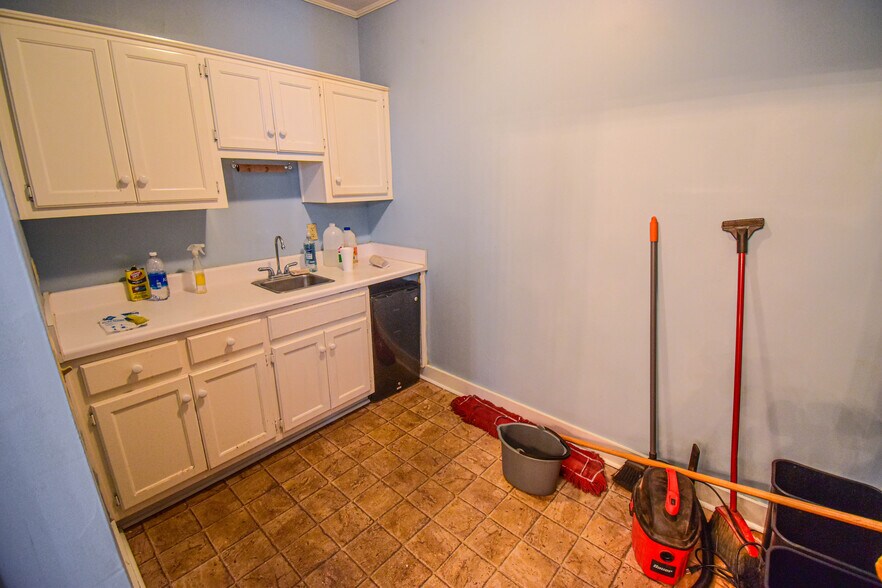 More Photos Of 2606 8th St, Tuscaloosa Office For Sale