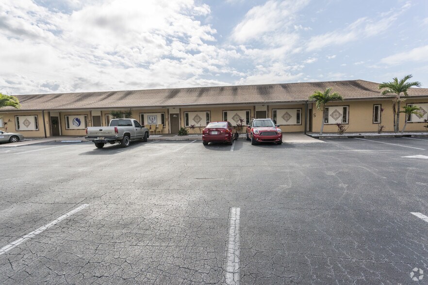 More Photos Of 12820 Kenwood Ln, Fort Myers Medical For Lease