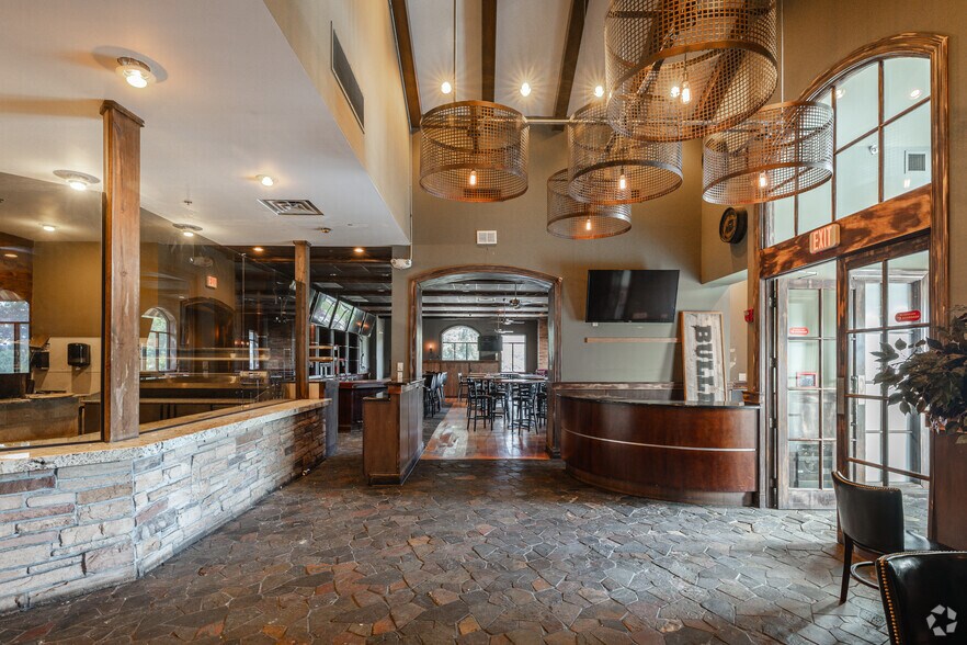 More Photos Of 1501 S IL Route 31, Mchenry Restaurant For Lease
