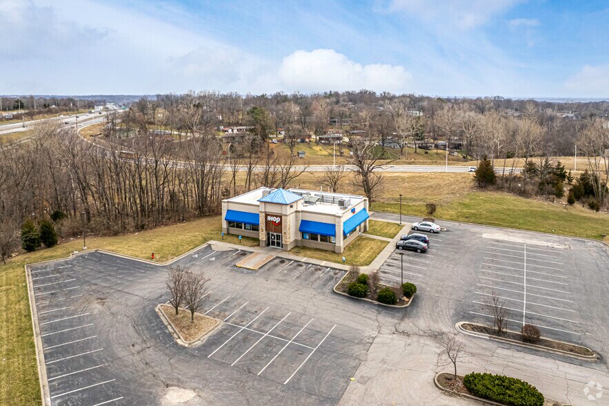 More Photos Of 5201 NW 64th St, Kansas City Restaurant For Lease