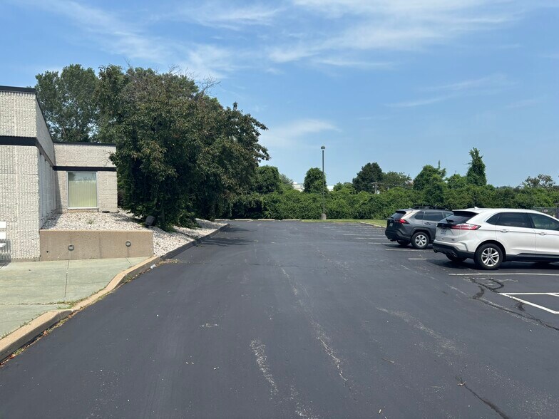 More Photos Of 30 Hollenberg Ct, Bridgeton Office For Sale