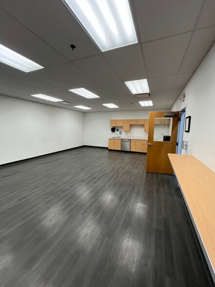 More Photos Of 310 N Yearling Rd, Columbus Showroom For Lease