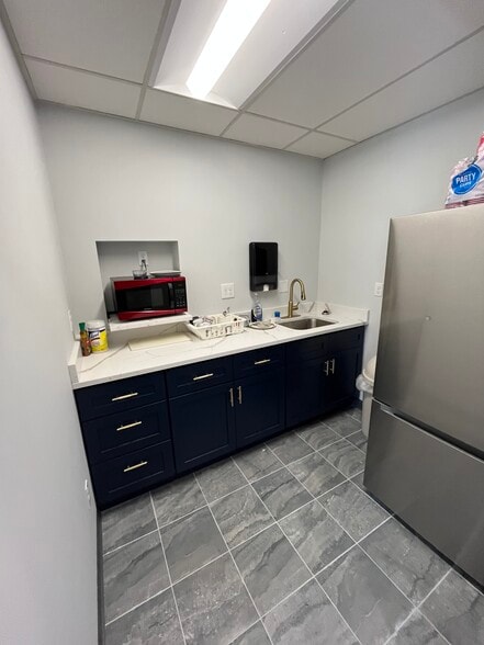 More Photos Of 1001 Cliff Rd E, Burnsville Warehouse For Lease