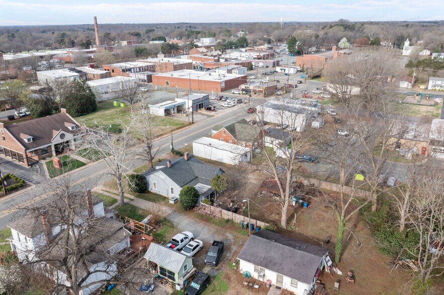 More Photos Of 215 Burlington Ave, Gibsonville Flex For Sale