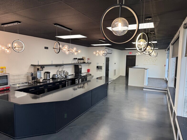 More Photos Of 109 S Bridge St, Yorkville Storefront Retail Residential For Lease