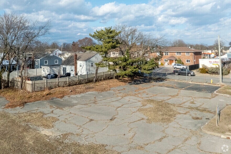 More Photos Of 240 E Sunrise Hwy, Lindenhurst Land For Lease