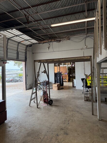More Photos Of 11911-11913 Warfield St, San Antonio Warehouse For Sale