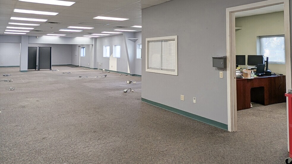 More Photos Of 242 Branford Rd, North Branford Light Manufacturing For Lease