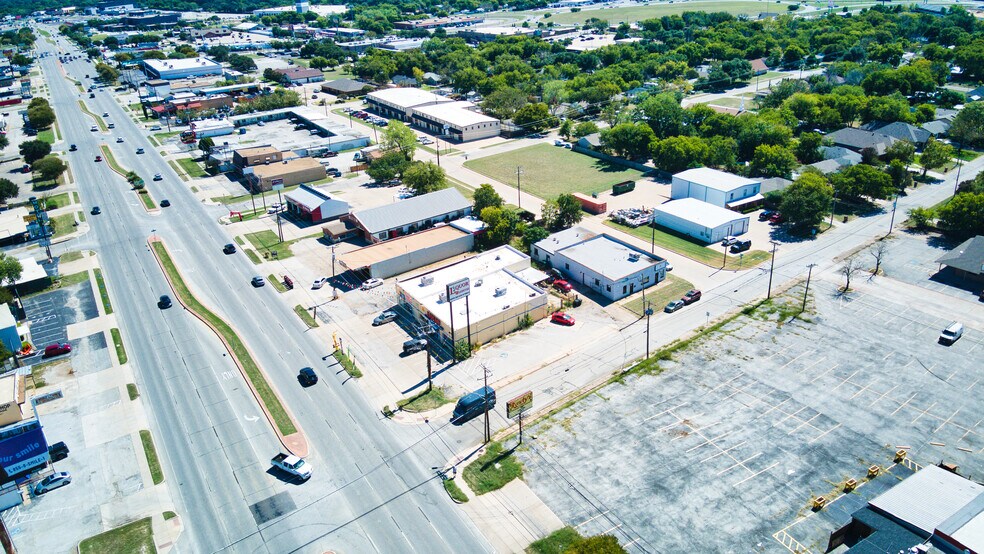 More Photos Of 7621 Camp Bowie West Blvd, Fort Worth Storefront For Sale