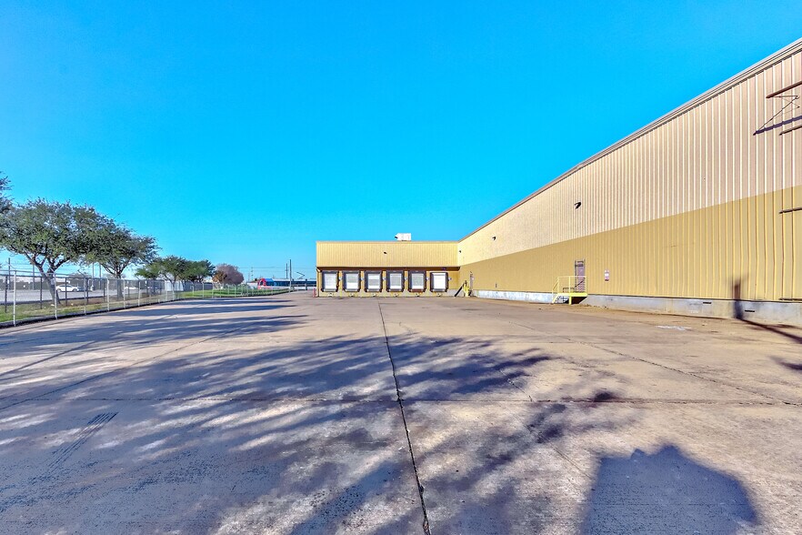 More Photos Of 1615 South Loop W, Houston Warehouse For Lease