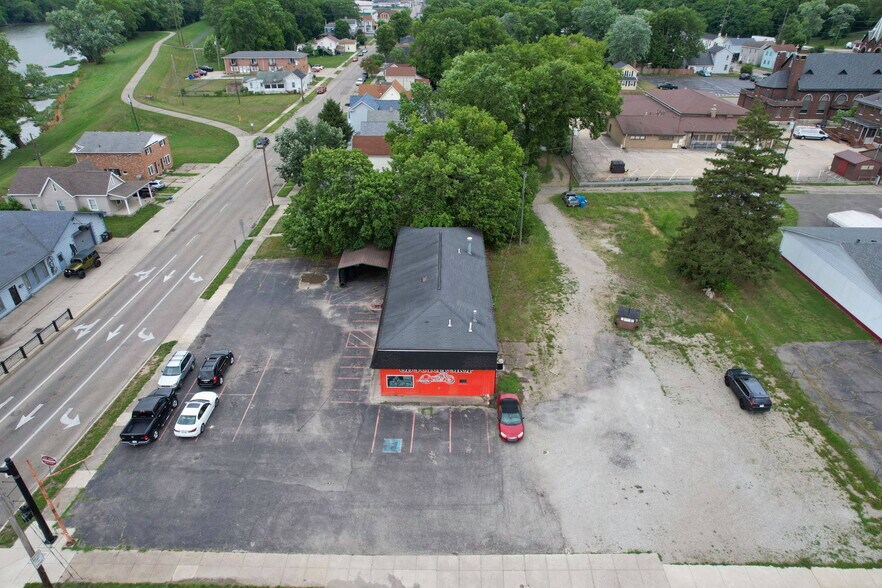 More Photos Of 140 S River St, Franklin Storefront For Sale