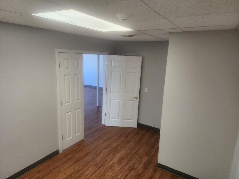 More Photos Of 4305 N 6th St, Harrisburg Showroom For Lease