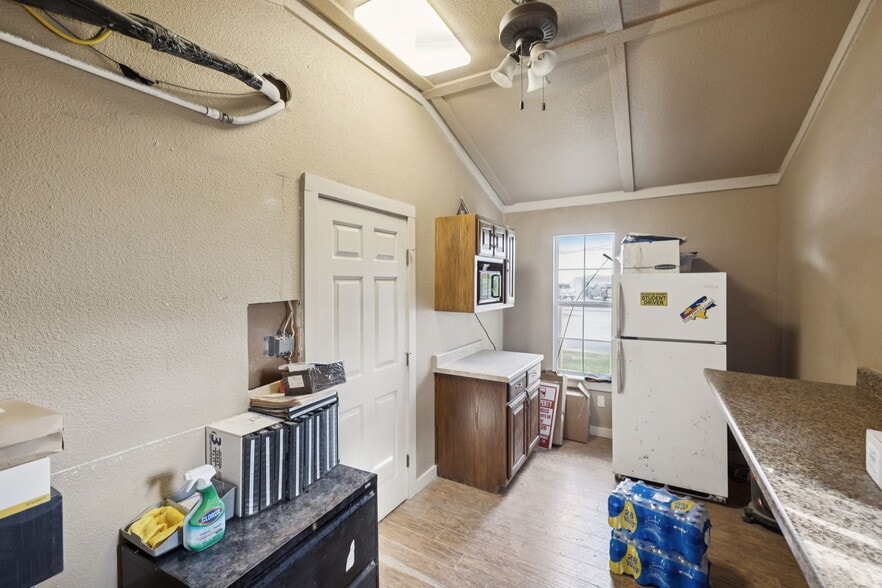 More Photos Of 100 Pecan Dr, Schertz Service For Sale