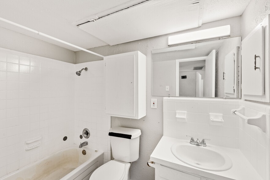 More Photos Of 1500 E Beverly Dr, Corsicana Apartments For Sale