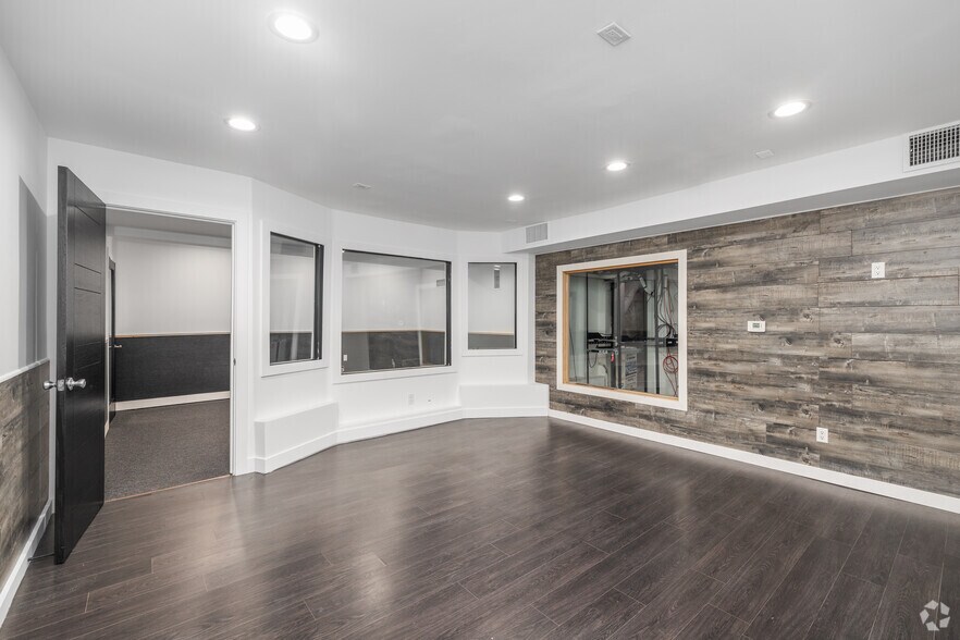 More Photos Of 1952 N Cahuenga Blvd, Los Angeles Movie Radio TVStudio For Lease