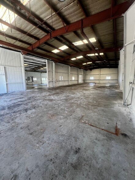 More Photos Of 6827 La Paseo St, Houston Warehouse For Lease