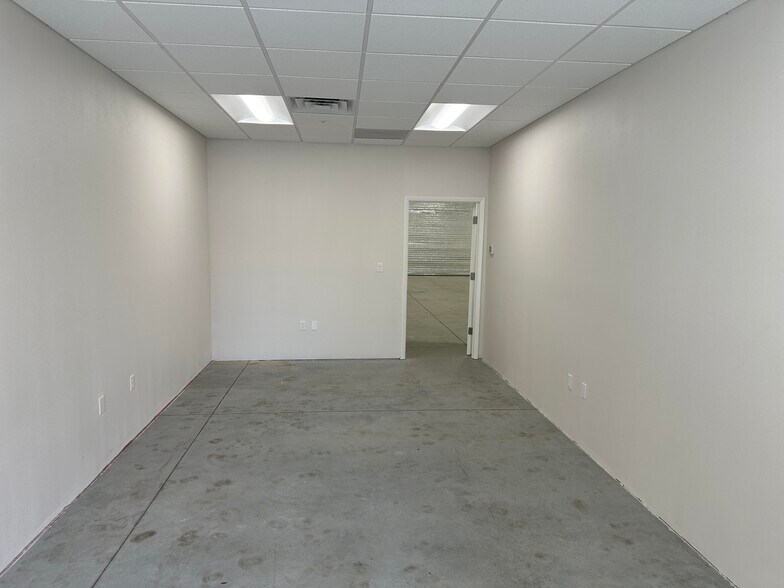 More Photos Of 4214 Solutions Ln, Bradenton Warehouse For Lease