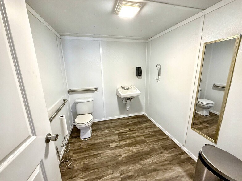 More Photos Of 109 W Monroe St, Herrin Storefront Retail Residential For Sale