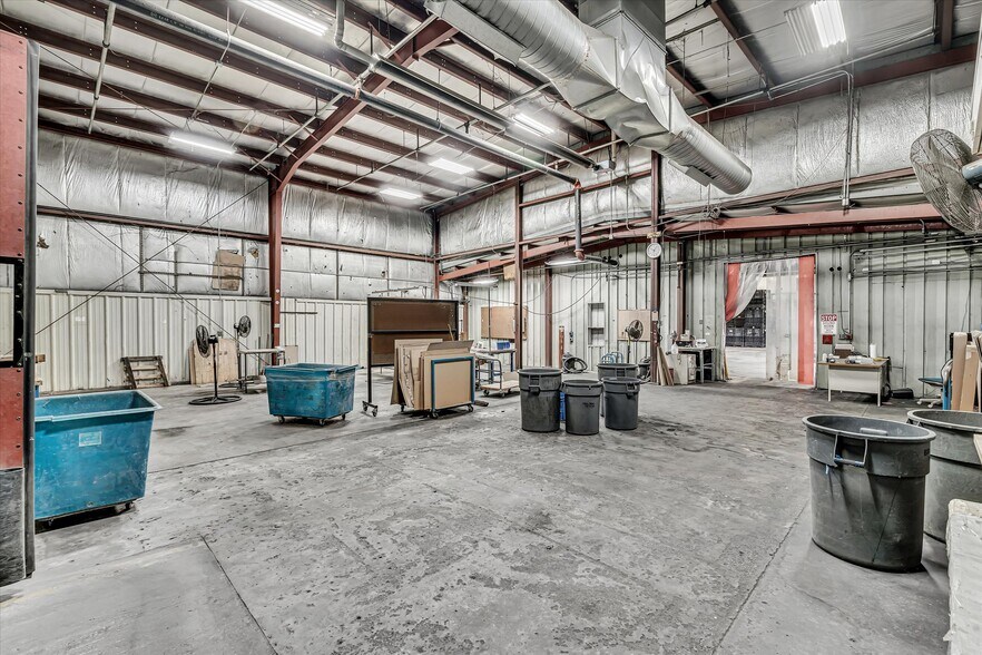 More Photos Of 202 1st St S, Kalona Manufacturing For Sale