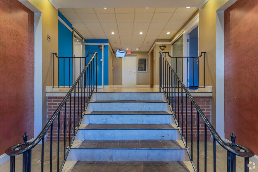 More Photos Of 5721 Dragon Way, Cincinnati Office For Lease