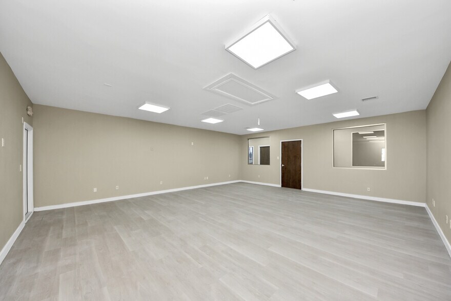 More Photos Of 1563 Live Oak St, Webster Office For Sale