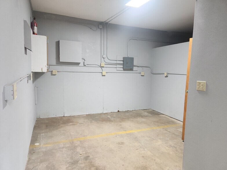 More Photos Of N91W16356 Pershing Ave, Menomonee Falls Flex For Lease