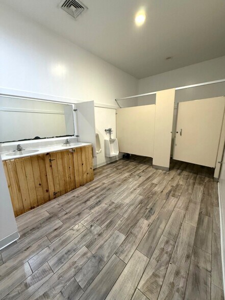 More Photos Of 36 W Pine Ave, Eastpoint Restaurant For Sale