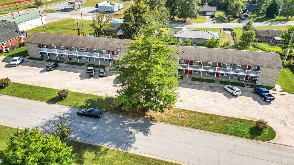 More Photos Of 1810 W Twin Springs St, Siloam Springs General Retail For Sale