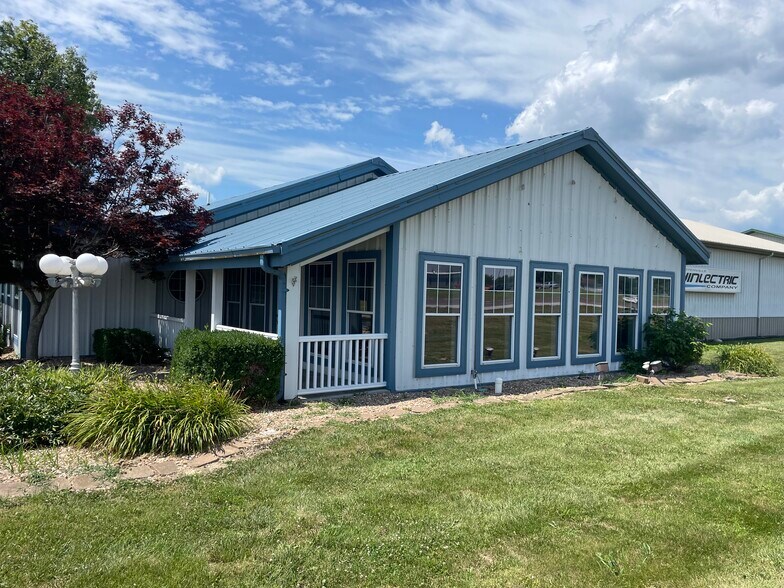More Photos Of 1808 Clark St, Carterville Light Distribution For Sale