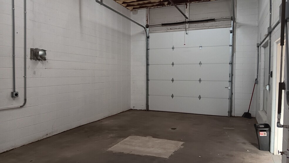 More Photos Of 215 S 14th St, Sarcoxie Showroom For Sale
