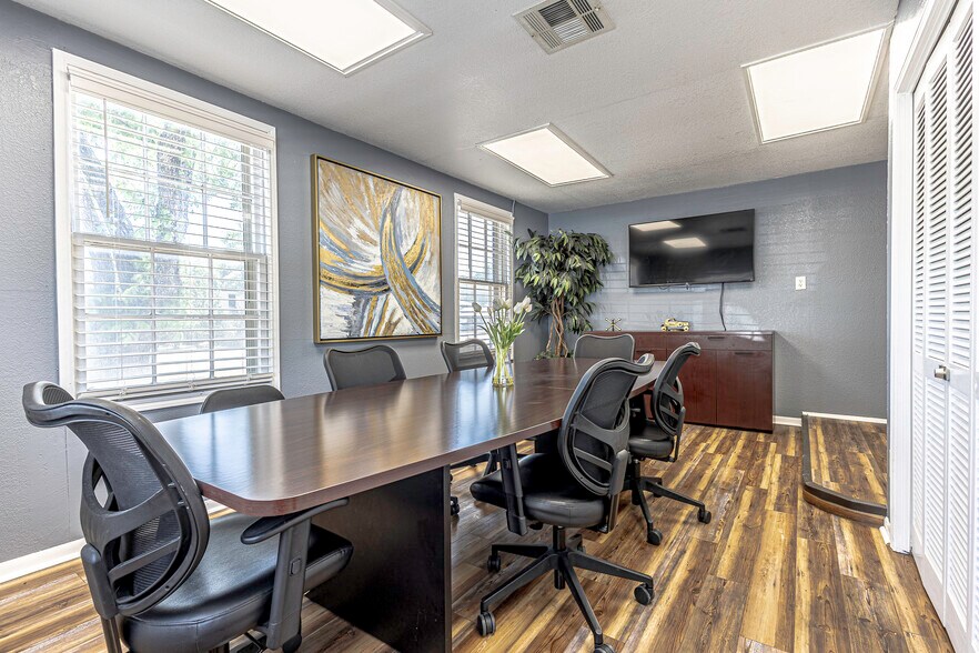 More Photos Of 4209 W waco Dr, Waco Office For Lease