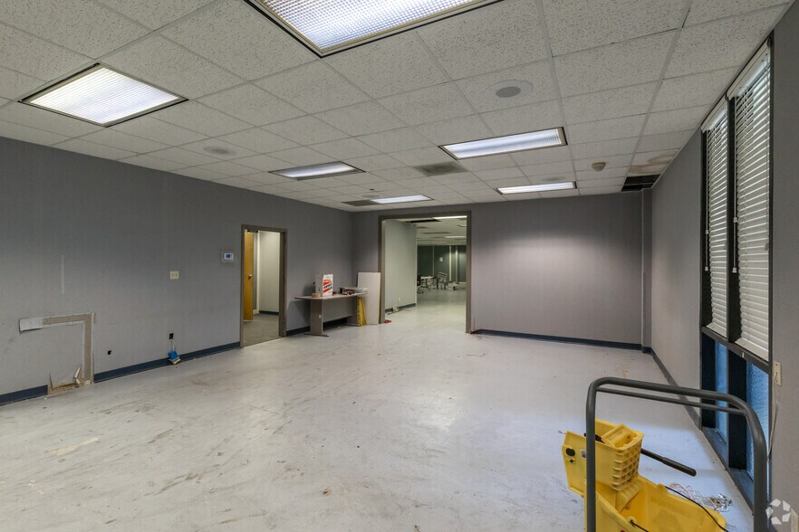 More Photos Of 1313 Oates Dr, Mesquite Office For Sale