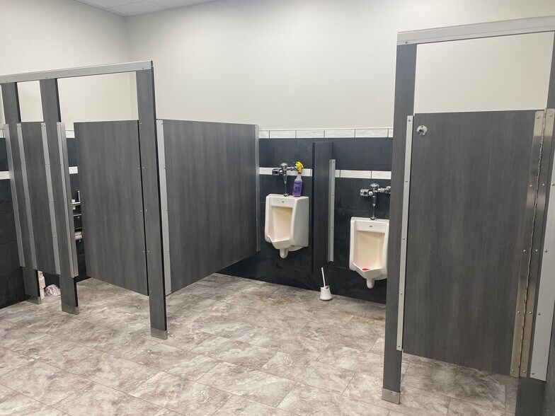 More Photos Of 158 Holly St, Jasper Distribution For Lease