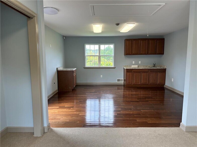More Photos Of 196 W Moorestown Rd, Wind Gap Office Residential For Lease