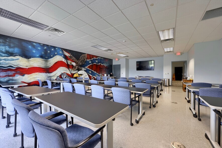 More Photos Of 22 Blackhawk Ln, Elizabethtown Distribution For Sale