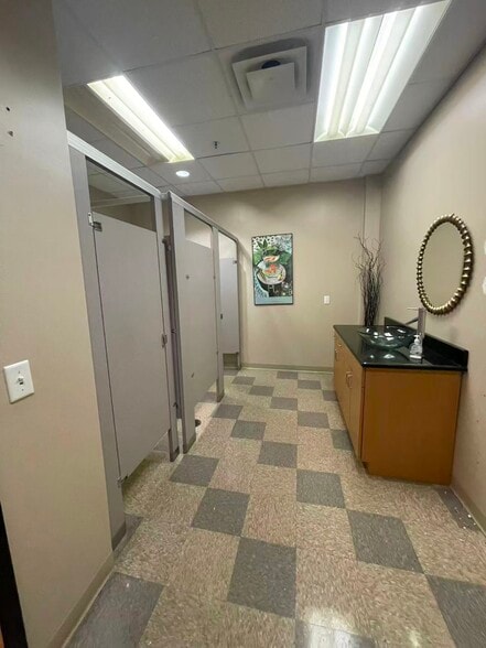 More Photos Of 7075 Kingspointe Pky, Orlando Showroom For Lease