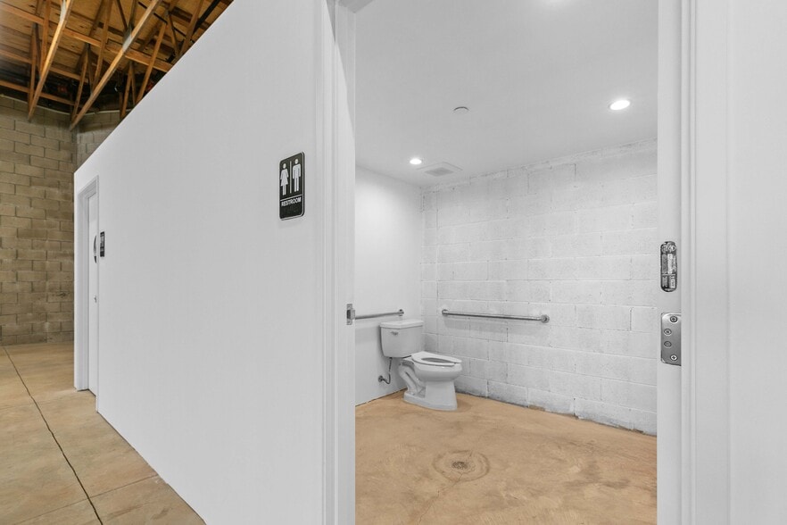 More Photos Of 12581 Branford St, Pacoima Manufacturing For Lease