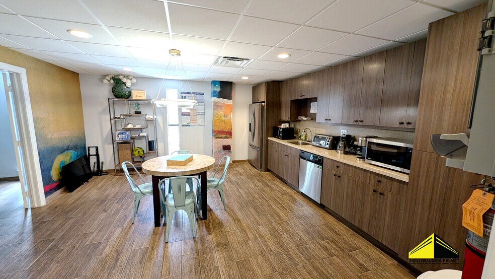 More Photos Of 2741 W 76th St, Hialeah Warehouse For Lease