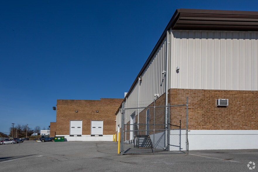 More Photos Of 4801-4825 Benson Ave, Arbutus Warehouse For Lease