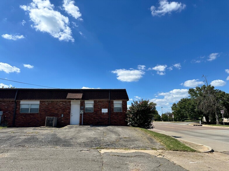More Photos Of 330 N 4th St, Muskogee Office For Sale