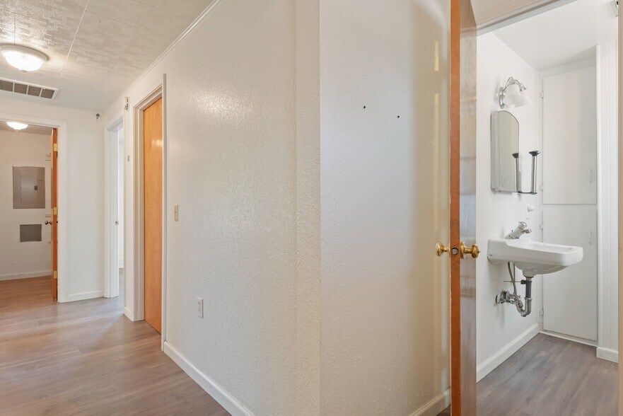 More Photos Of 1660 River Rd, Eugene Office For Lease