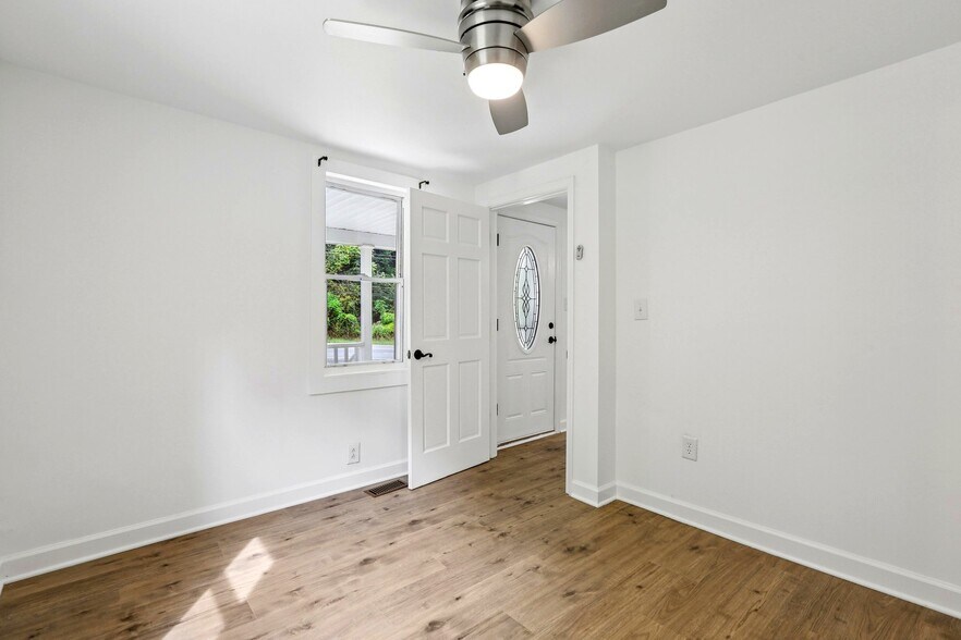 More Photos Of 9955 Belair Rd, Kingsville Flex For Lease
