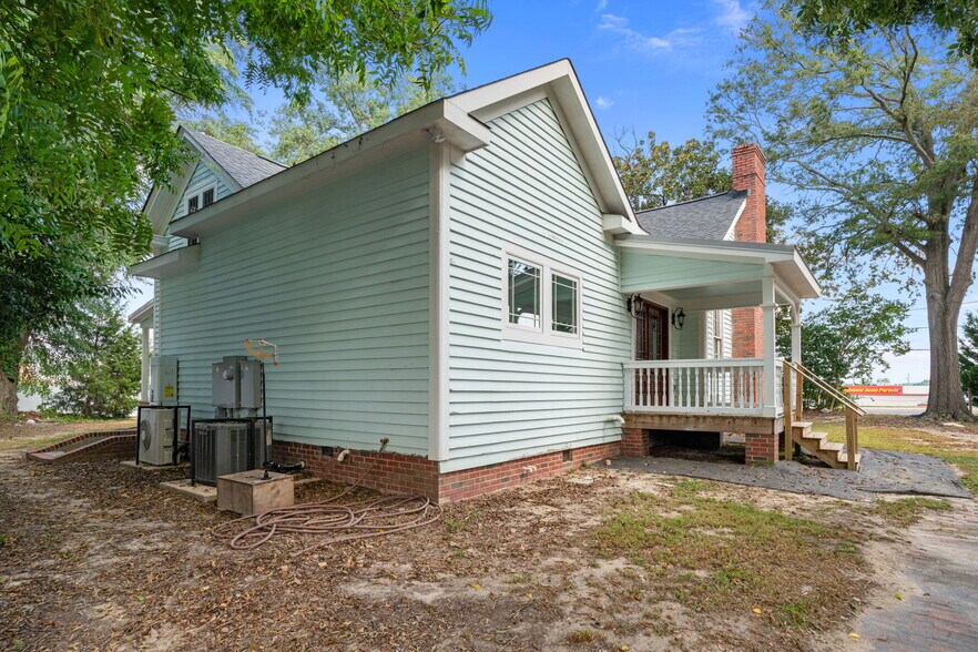 More Photos Of 202 W Main St, Sanford Office Residential For Lease