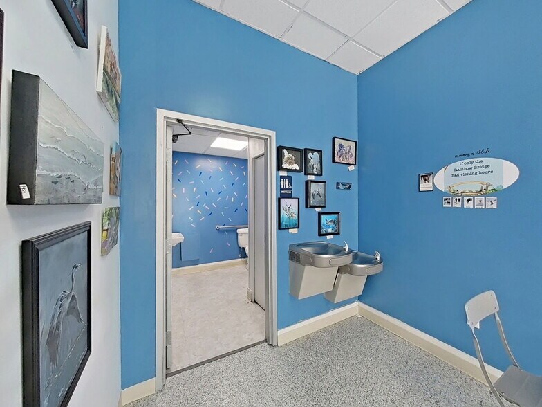 More Photos Of 18421-18423 US Highway 19 N, Clearwater Storefront For Lease