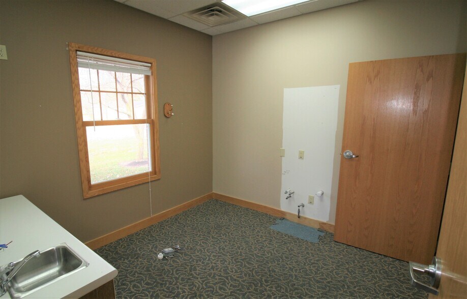 More Photos Of 470 Bennett Dr, Warren Medical For Lease