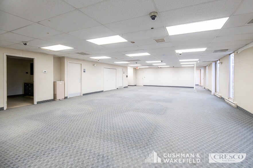 More Photos Of 8200 E Pleasant Valley Rd, Independence Manufacturing For Sale