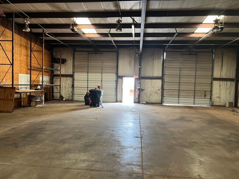 More Photos Of 660 W SW 59th St, Mustang Warehouse For Lease