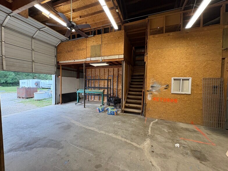 More Photos Of 703 Widewater Dr, Lafayette Warehouse For Lease